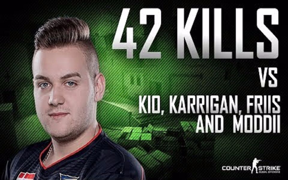 目前LCK联赛前两名的队伍是：T1、GEN Clozer、Peyz、Keria、Oner、Canyon以400积分并列POG榜首